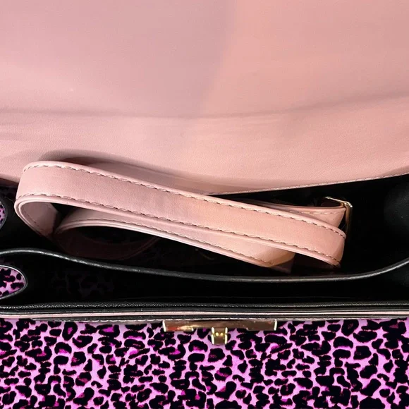 Pink snakeskin print medium sized rectangular shaped purse with detachable strap - Picture 3 of 4